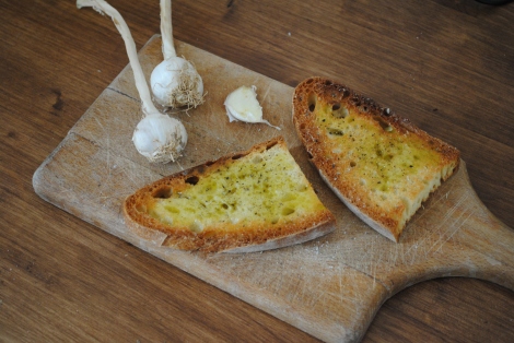 Fettuna: bruschetta with new oil and garlic